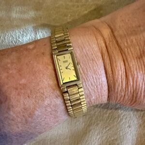 Seiko Vintage Ladies Watch Gold-Tone Rectangular Face - New Battery installed